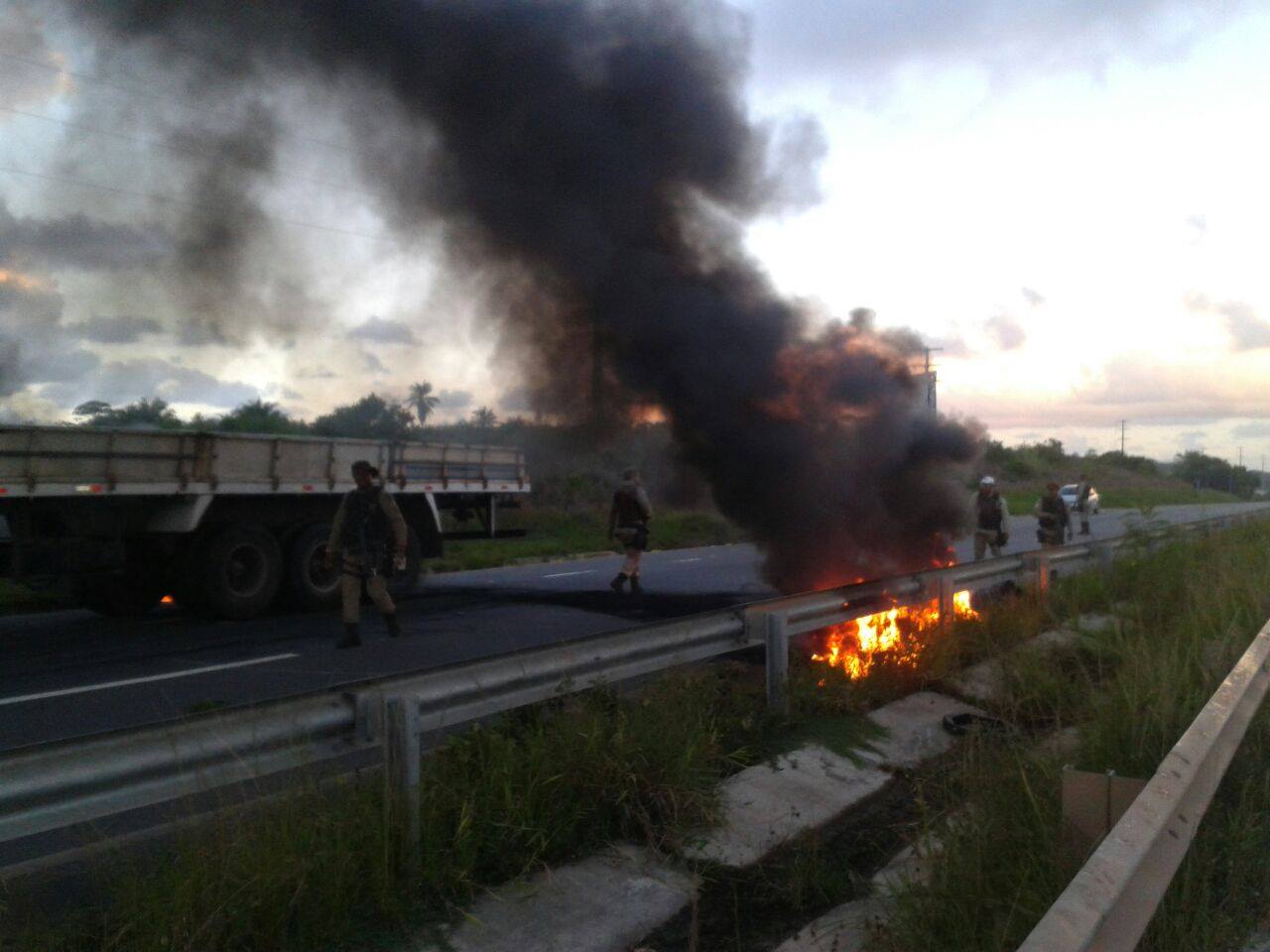 Fogo na Pista: Manifestantes tocam fogo em pneus e fecham Via Parafuso
