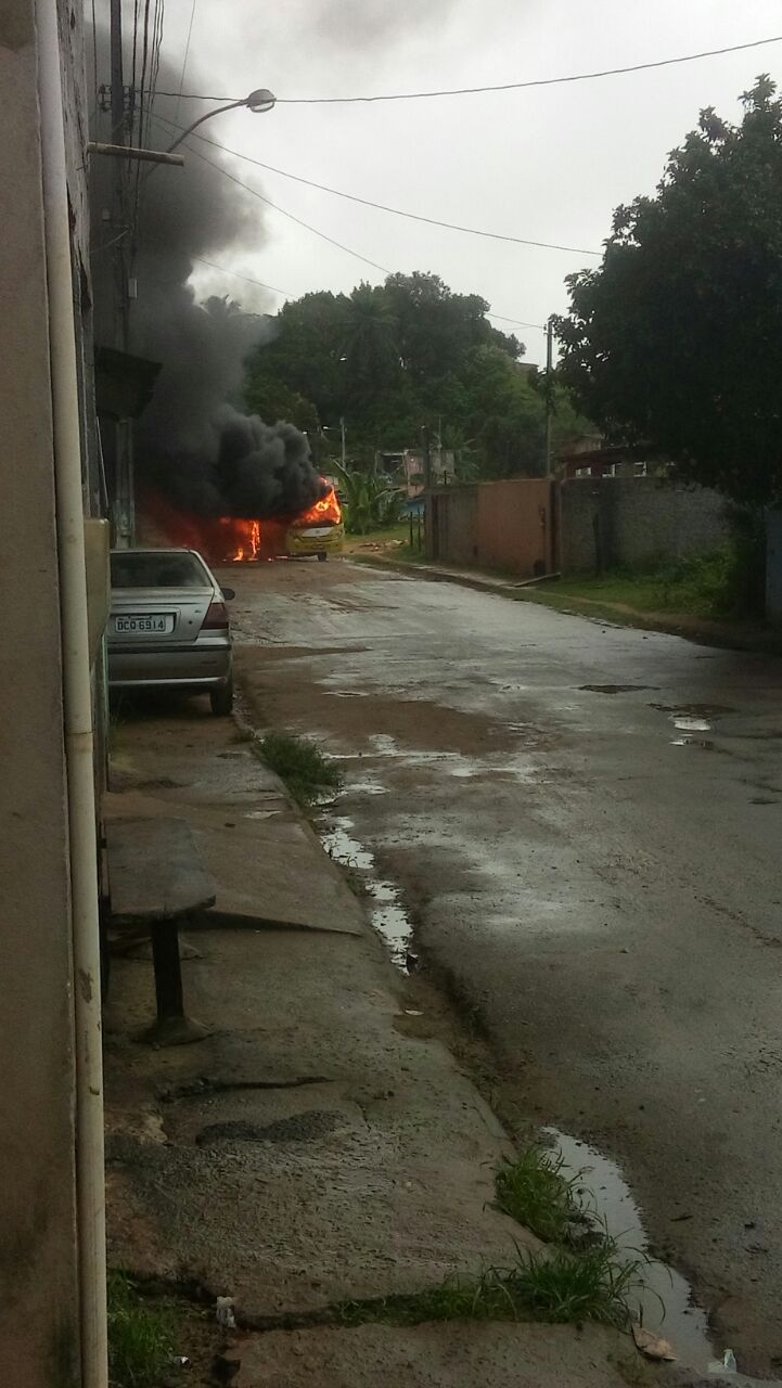 Simões Filho: Ônibus incendiados, dois mortos e três feridos em tiroteio