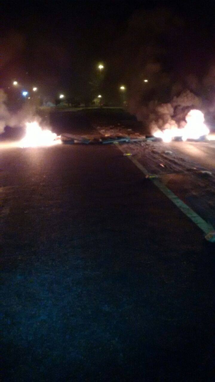Manifestantes já bloqueiam acesso ao Polo de Camaçari desde as 4h da manhã.