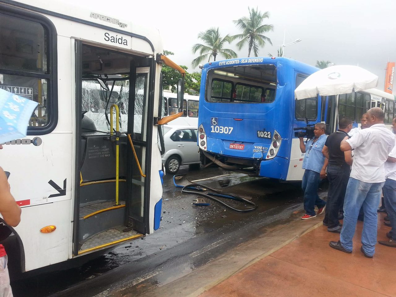 Salvador: Dois ônibus colidem em Piatã; 16 pessoas ficaram feridas