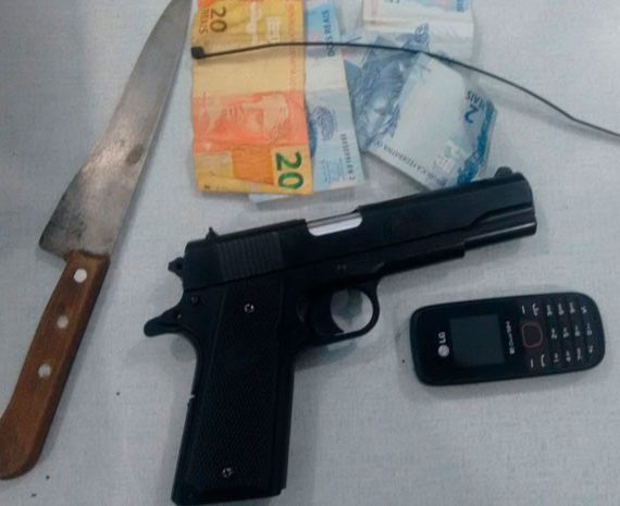 Polícia aprendeu arma falsa, faca e dinheiro com segundo suspeito preso (Foto: Jadiel Luiz/Blog do Sigi Vilares)