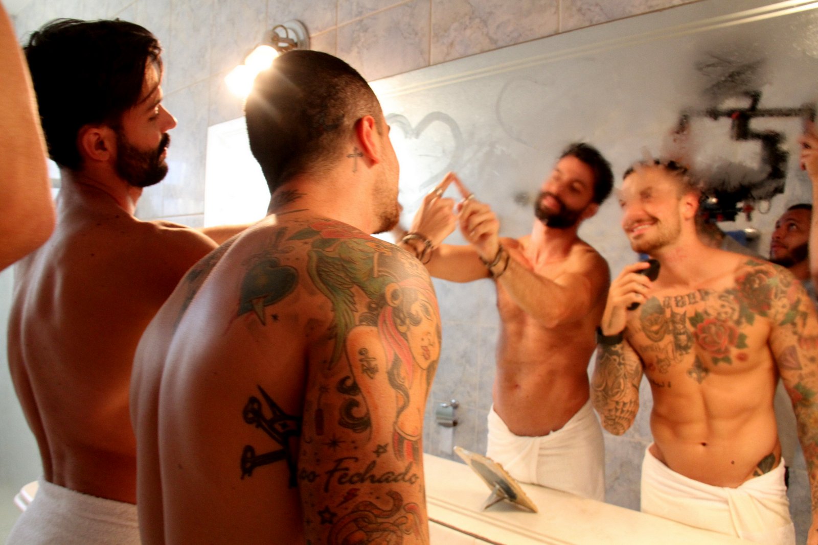 Cantor sertanejo grava clipe e coloca ator da Globo interpretando homossexual