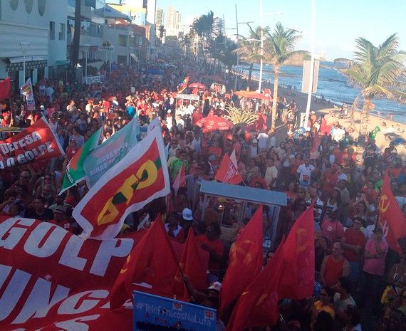 Protesto a favor da democracia e pelo direito dos trabalhadores no Farol da Barra (Foto: Juliana Almirante/G1)