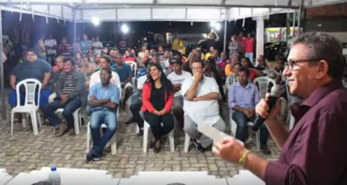 Caetano conversa com a população de Coqueiro de Arembepe. Foto: Etalício Mendes.