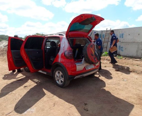 Soldado da PM foi encontrado morto em porta-malas de carro em Feira de Santana (Foto: Ney Silva/Acorda Cidade)