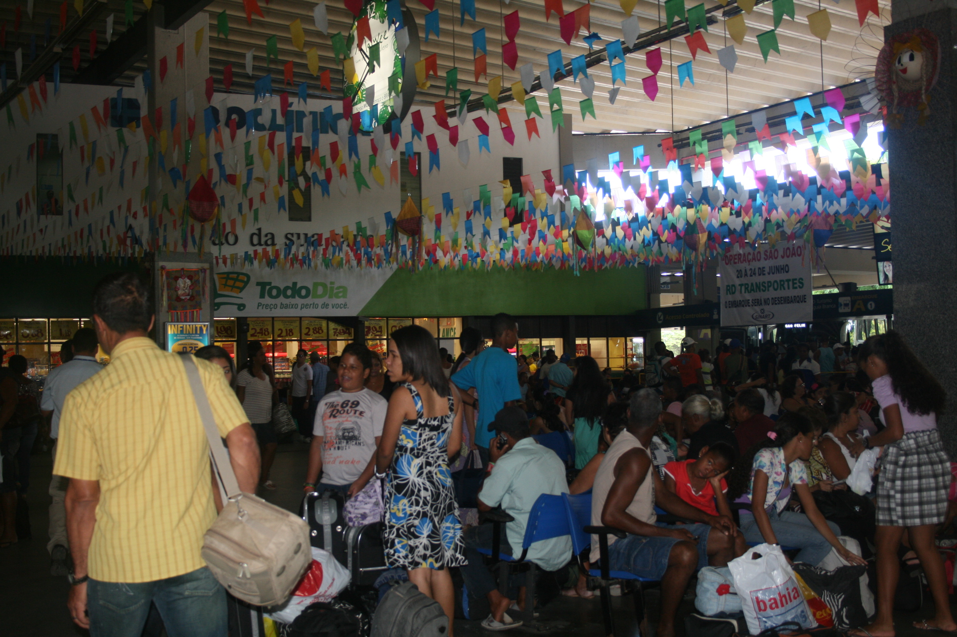 Aumenta fluxo de passageiros na rodoviária de Salvador para o São João