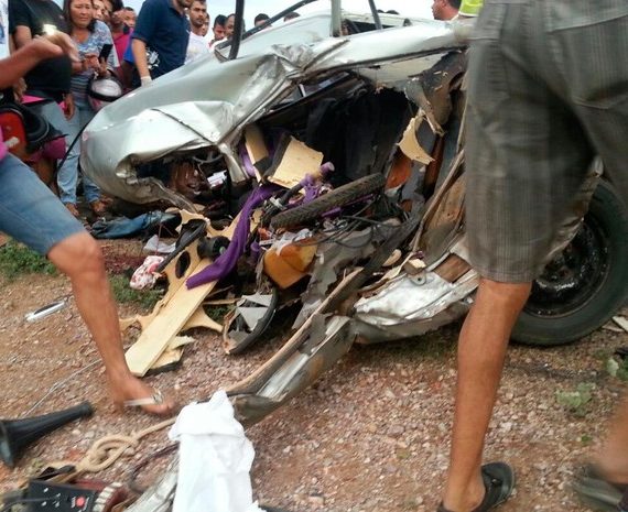 Carro de passeio ficou destruído. Foto: Fabiano Neves/Site Destaque Bahia