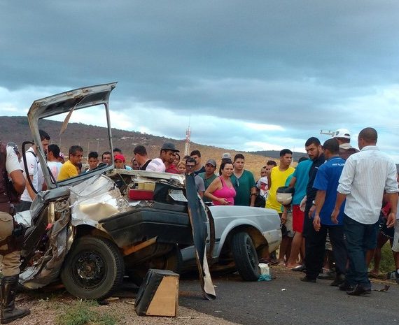 Uma mulher e uma criança foram levadas para o hospital. Foto: Fabiano Neves/Site Destaque Bahia