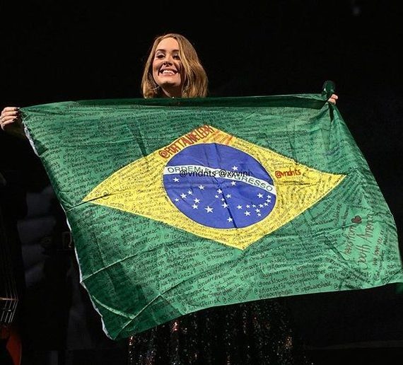adele com bandeira do brasil