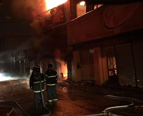 Incêndio atinge lojas de centro comercial em Feira de Santana (Foto: Renata Maia/Tv Subaé )