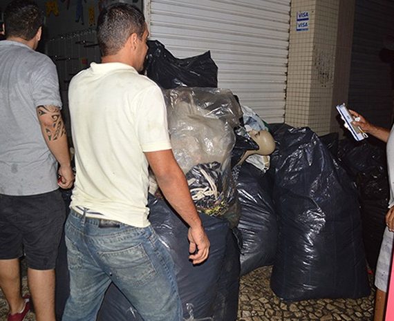 Logistas tiram objetos de lojas que não foram atingidas pelas chamas (Foto: Ed Santos/Acorda Cidade)