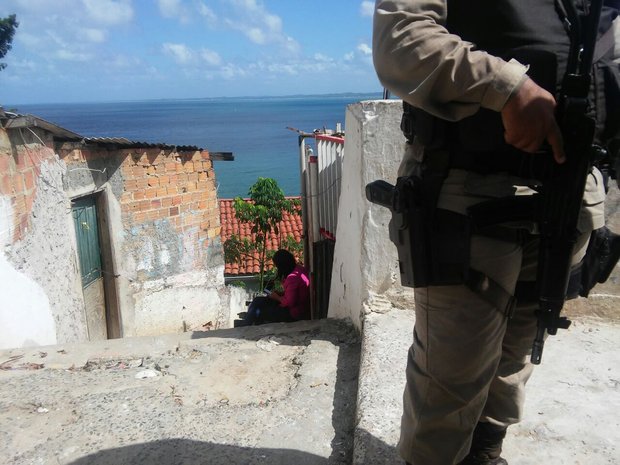Seis suspeitos de tráfico de drogas na Gamboa são conduzidos