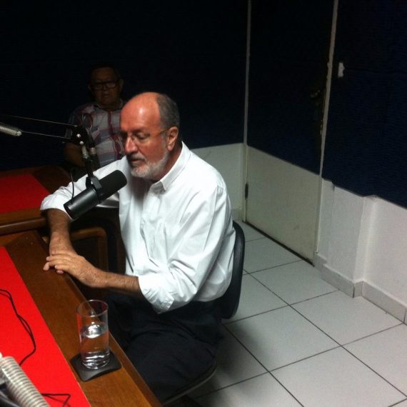O pré-candidato a prefeito, José Reis Tude, durante entrevista no programa Bahia No Ar.