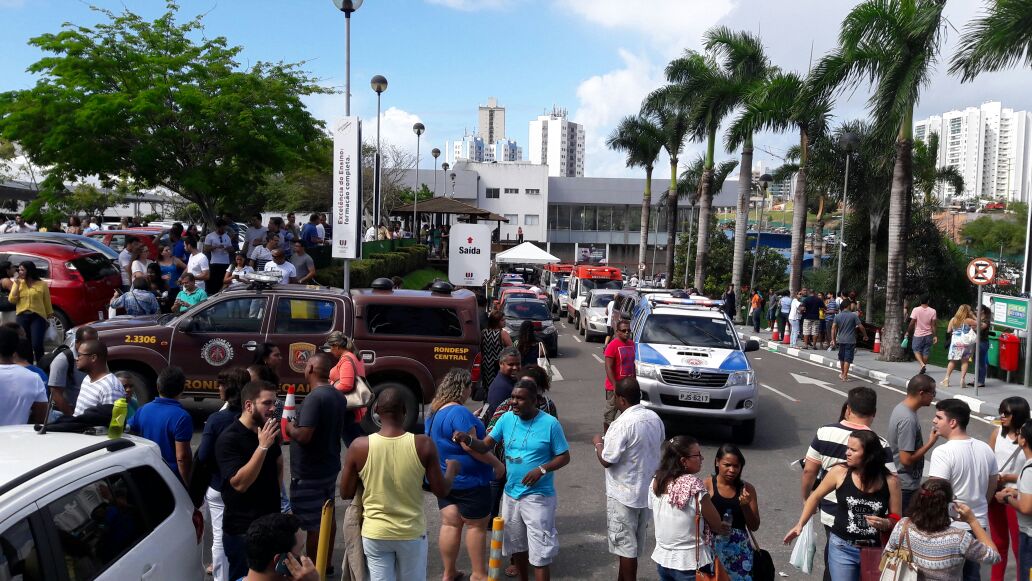 Confira imagens da confusão após ameaça de bomba na Unijorge em Salvador
