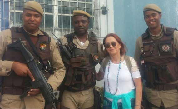 Maria Zilda Bethlem posa com policiais. Foto: Divulgação