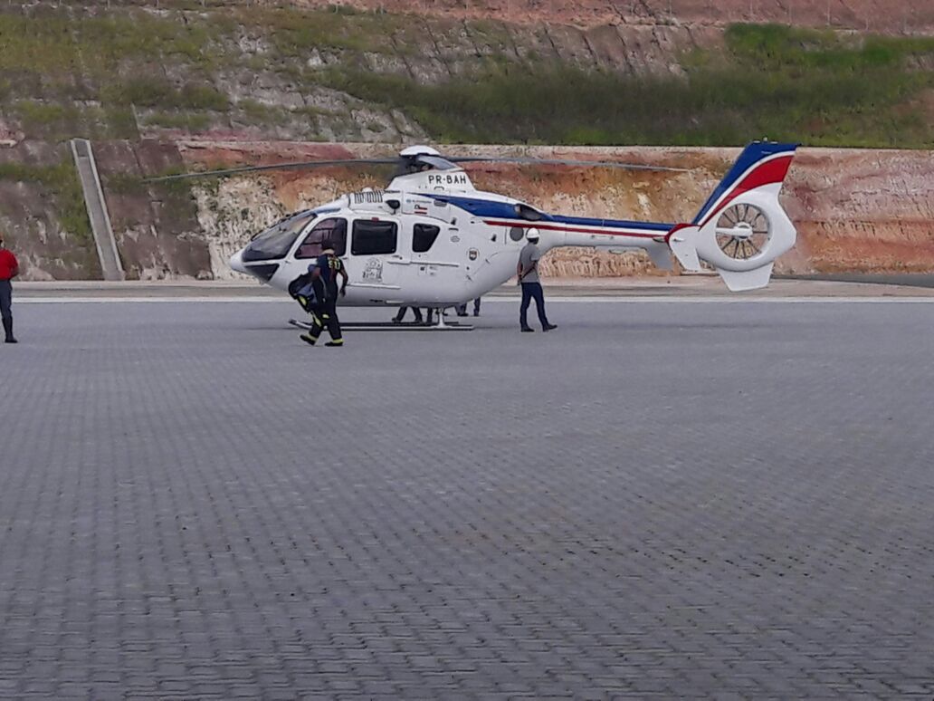 De helicóptero, governador Rui Costa visita empresa Tecsis em Camaçari