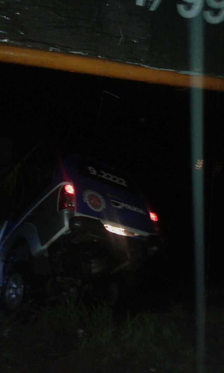 Viatura da polícia se envolve em acidente na altura da Coroa da Lagoa, em Simões Filho