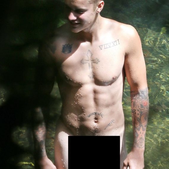 Justin Bieber nada pelado