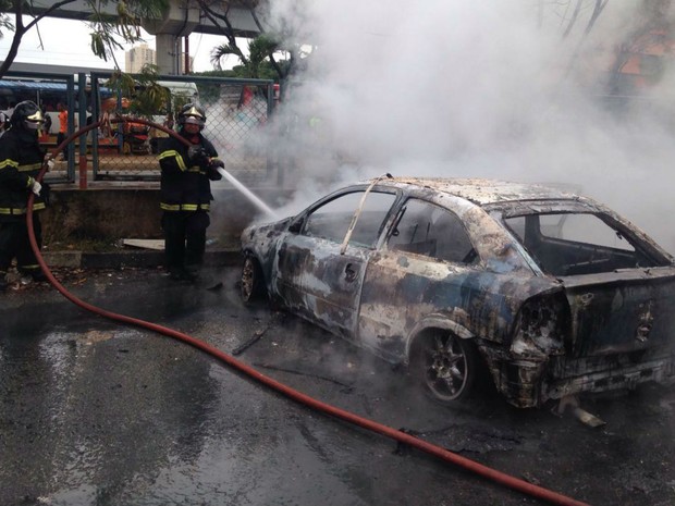 O carro ficou destruído após o incêndio. Foto: Divulgação.
