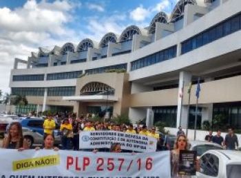 Sindsemp promove manifestação em frente ao Ministério Público de Camaçari