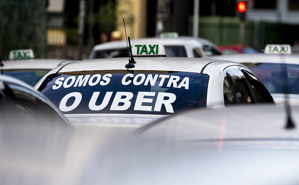 Taxistas acionam Justiça para proibir aplicativo Uber no Estado
