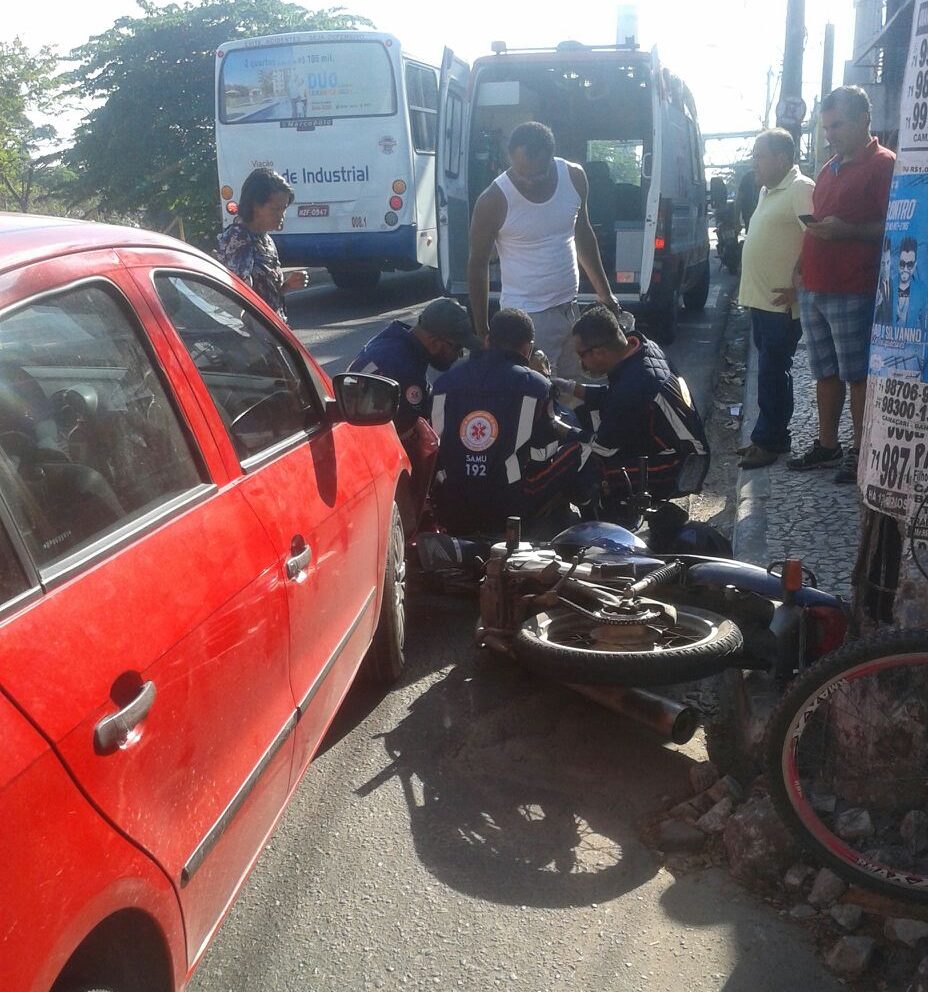 Camaçari: colisão entre carro e moto deixa uma pessoa ferida