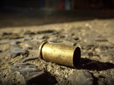 Homens matam pai e filho de dois anos dentro de bar em Iaçu