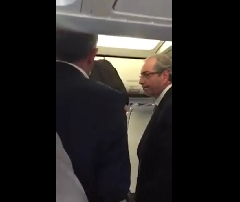 Vídeo: Eduardo Cunha é hostilizado em voo para São Paulo