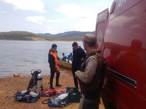 Seis pessoas estavam na canoa quando a embarcação afundou. Três conseguiram se salvar (Foto: Polícia Militar / Divulgação)
