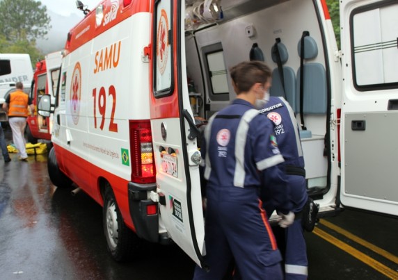 Mulher morre após batida entre carro e ônibus na BR-415, em Itabuna