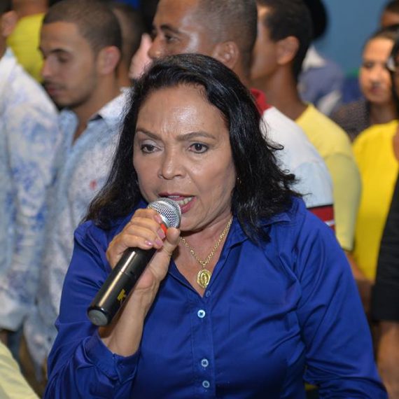 A candidata Tonha Magalhães (DEM) durante comício. Foto: Divulgação/Facebook.