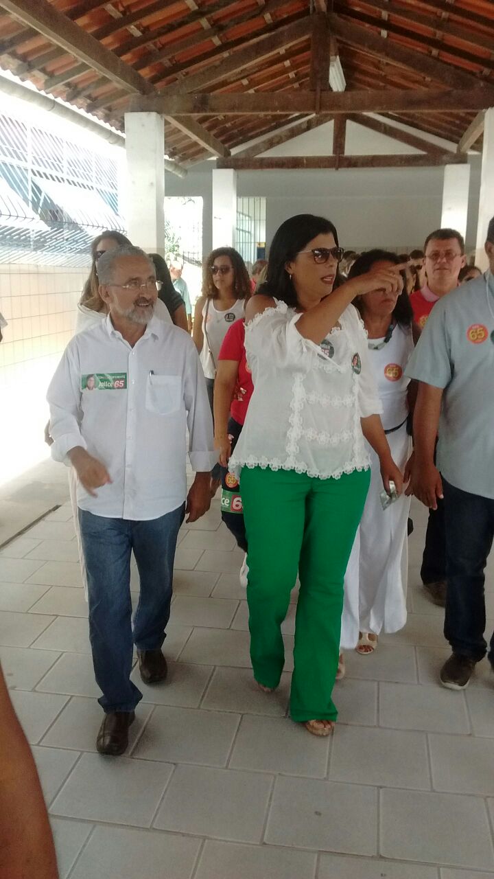 Ademar acompanha sua candidata que votou em Arembepe.