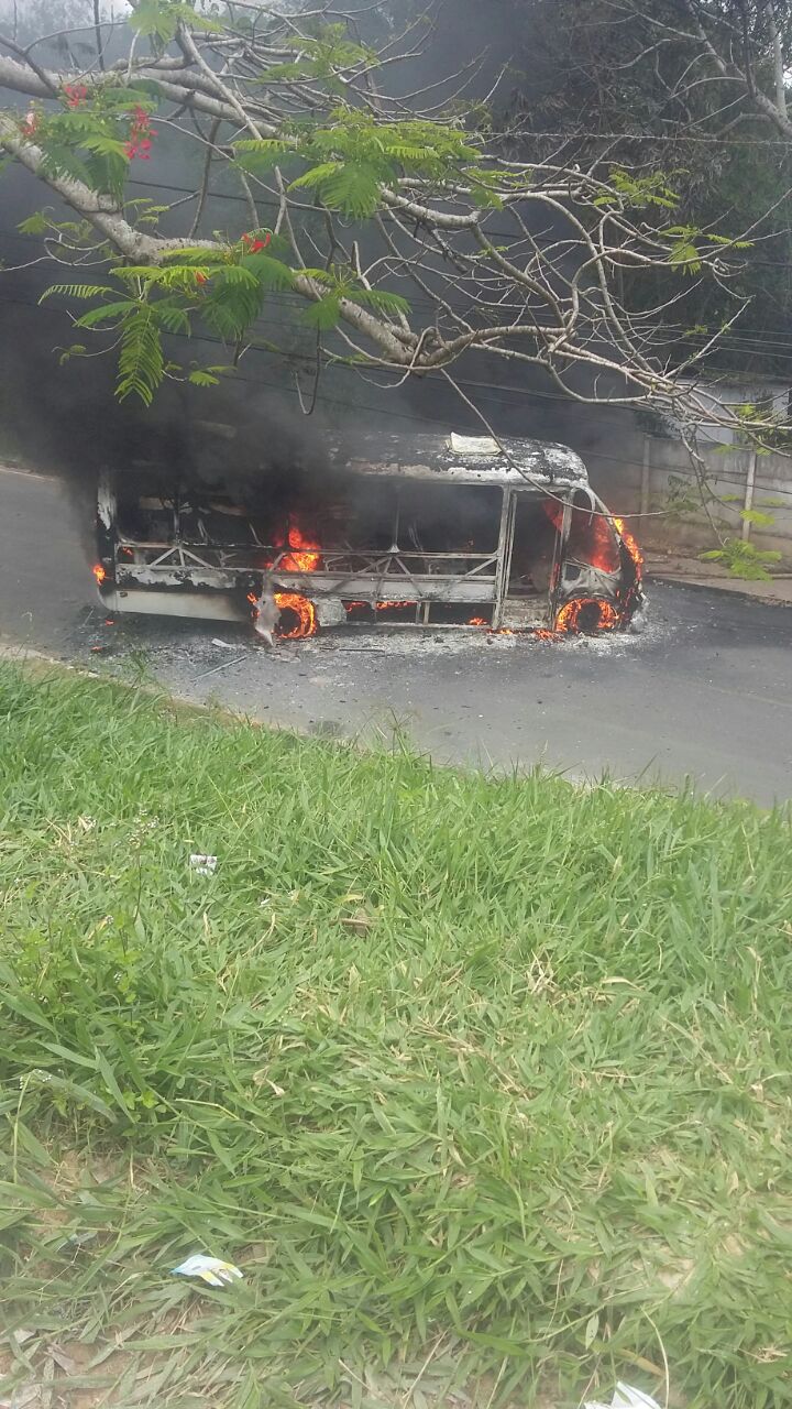 Criminosos ateiam fogo em micro-ônibus em Simões Filho