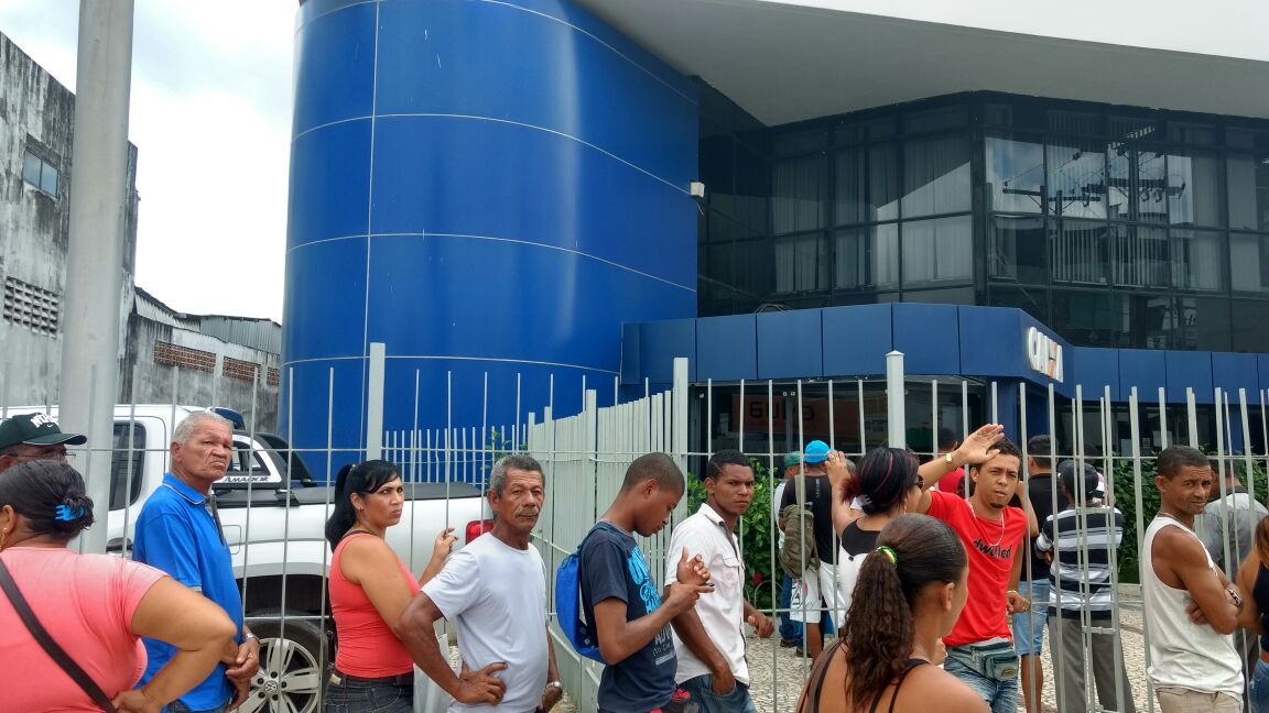 Após greve, clientes enfrentam filas enormes em agências bancárias de Camaçari