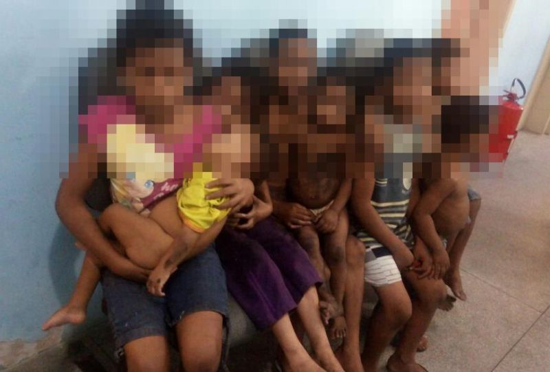 Crianças abandonadas sem comida e roupas no Phoc II estão abrigadas em Lauro de Freitas