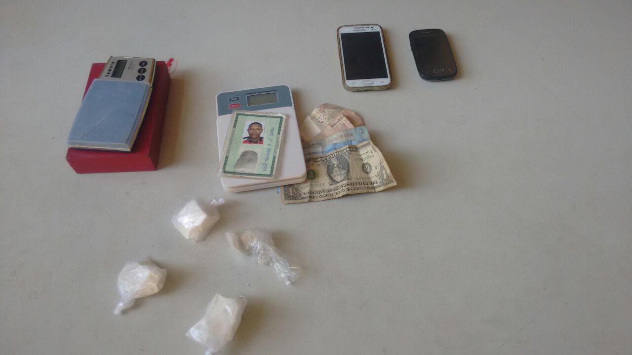 É a crise: trio que usava ponto comercial para tráfico de drogas é preso em Massaranduba