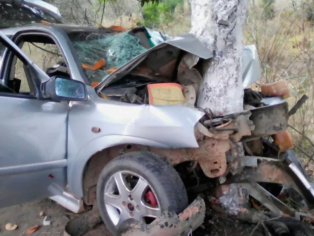 Jovem bate carro em árvore e morre; polícia acredita que vítima dormiu no volante