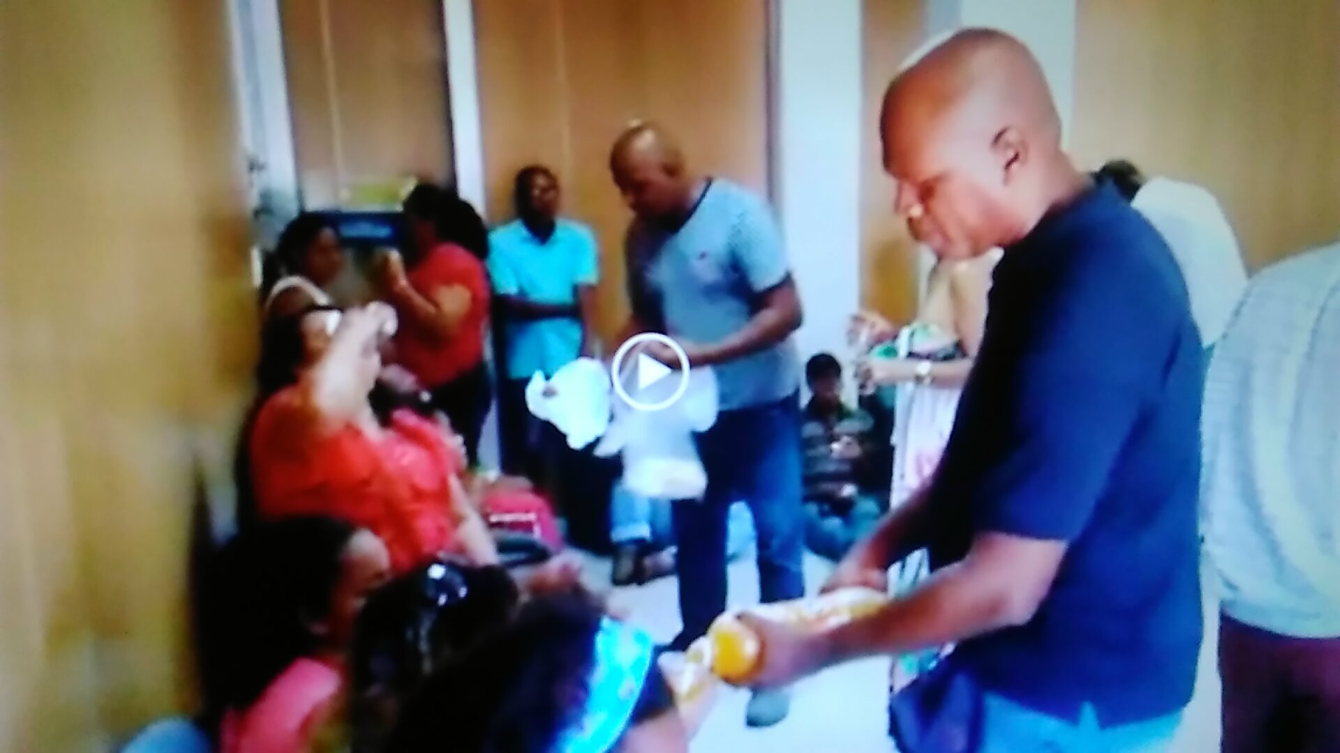 Camaçari: vídeo mostra vigilantes comendo ‘pão seco’ no gabinete do prefeito