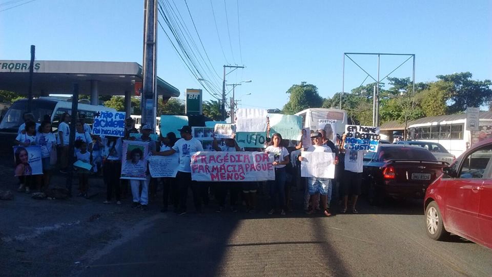 Vídeo: com gritos de “Justiça”, parentes de vítimas fazem manifestação em Camaçari