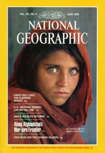 Sharbat Gula na capa da ‘National Geographic’, em 1985 (Divulgação/National Geographic/VEJA.com) 