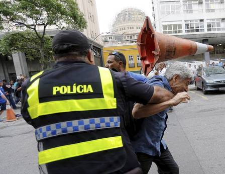 Jornalista da Globo é hostilizado e agredido em manifestação no Rio