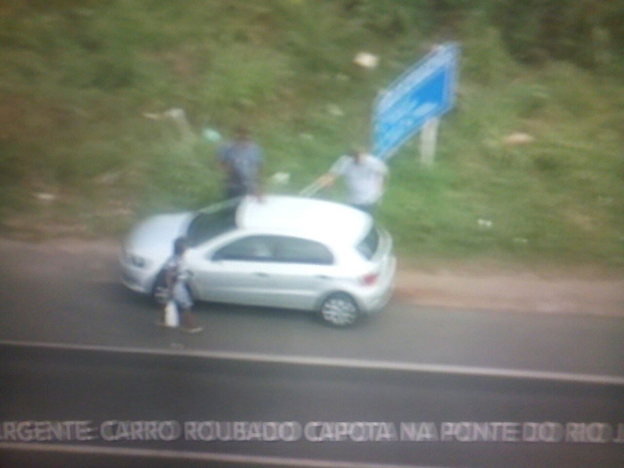Carro roubado capota na ponte do Rio Joanes