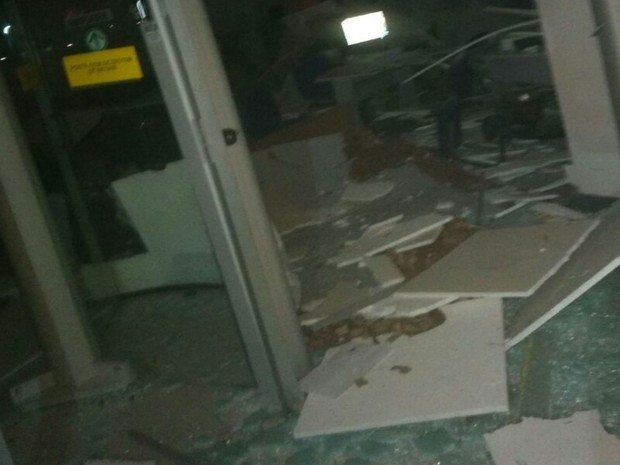 Grupo explode caixas eletrônicos em Itarantim; confronto mata suspeito