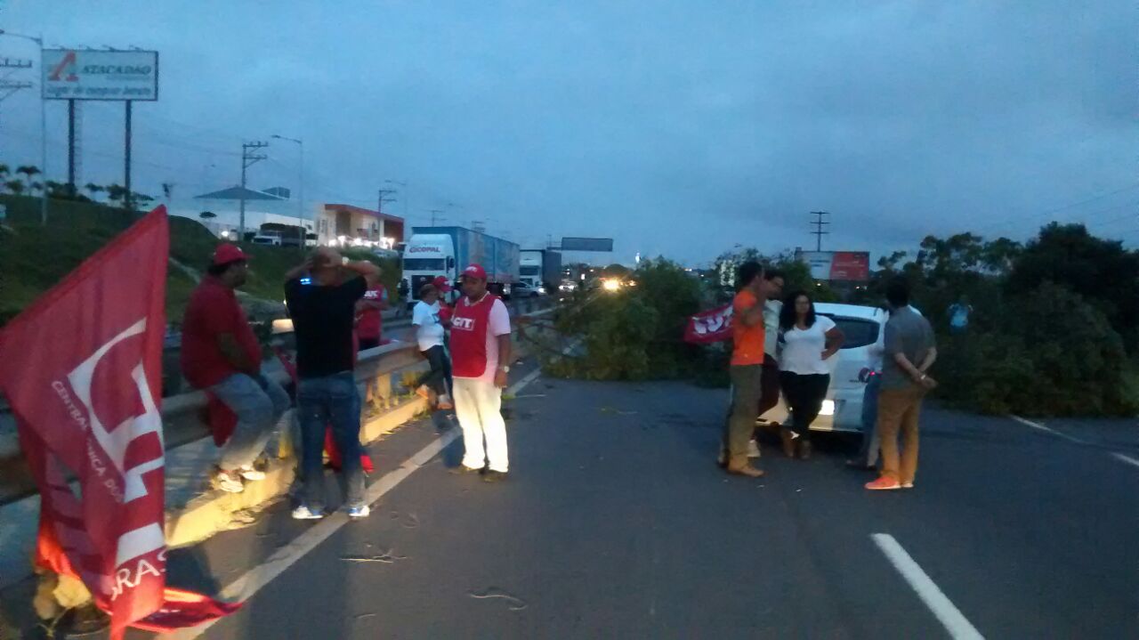 Ruas e estradas amanhecem bloqueadas neste dia de protestos em Camaçari