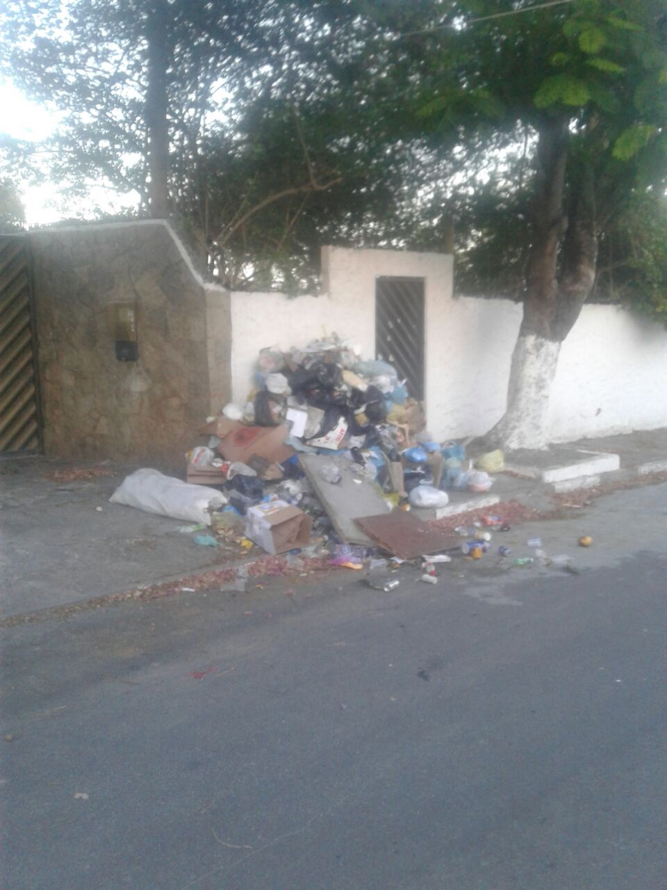 Vídeo: sem coleta, moradores jogam montanha de lixo na porta do Prefeito de Camaçari