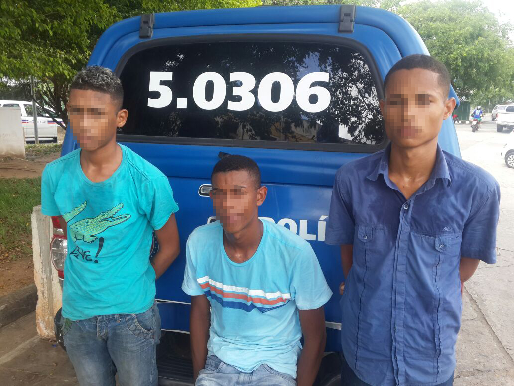 Dois jovens são presos e adolescente apreendido por roubo de carro no Curuzu