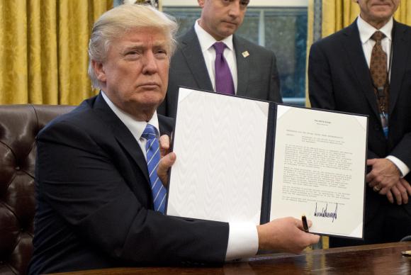 Trump deve assinar decreto para construção de muro na fronteira com o México
