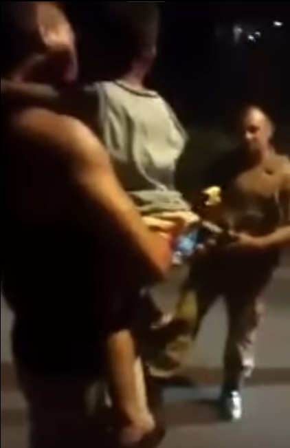 Vídeo: policial dá choque em homem com criança no colo durante abordagem