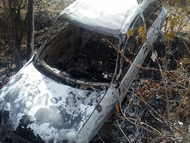 Dois corpos são achados carbonizados dentro de veículo incendiado na BR-101