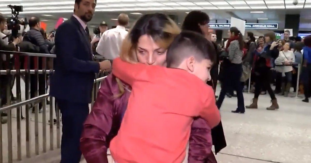Criança é algemada e detida em aeroporto americano por ser possível “ameaça à segurança nacional”